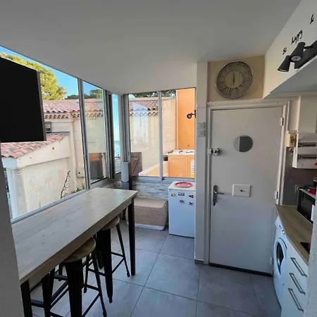 Sur La Des Lecques Au Bord De L'eau Apartman